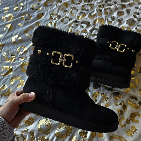 Like New Guess Womens Shoe Size 6 Black Fur Ugg Style Gold Detailings Booties - Picture 5 of 6